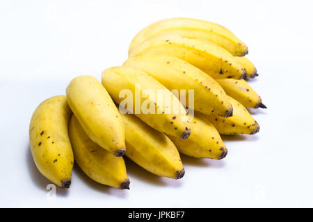 Organici di piccole banane tree maturano con piccole imperfezioni isolato su uno sfondo bianco Foto Stock