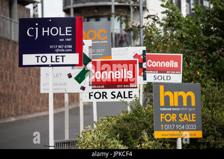 Per la vendita e a lasciare segni al di fuori delle proprietà in Bristol. Foto Stock