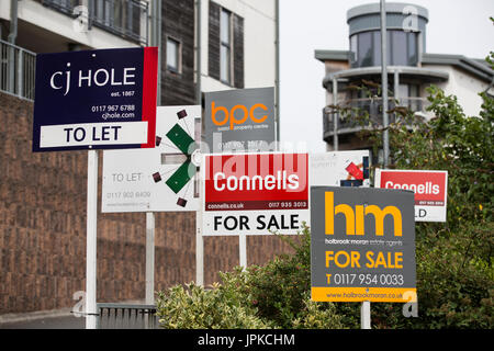 Per la vendita e a lasciare segni al di fuori delle proprietà in Bristol. Foto Stock