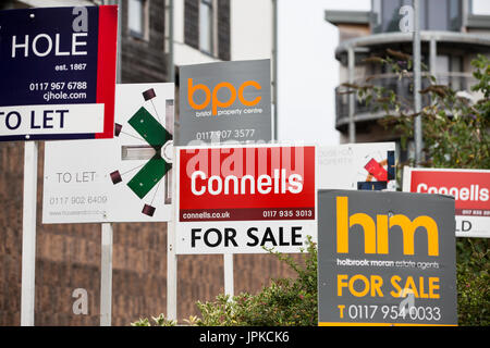 Per la vendita e a lasciare segni al di fuori delle proprietà in Bristol. Foto Stock