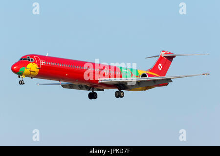 Danese Air Transport McDonnell Douglas MD-83 (DC-9-83) [OY-RUE] operando volo Air Malta 117 da Gatwick. Foto Stock