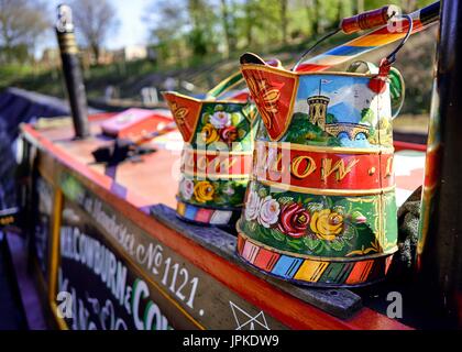 Barca a canale stretto con decorazione tradizionale dipinta e secchi Foto Stock