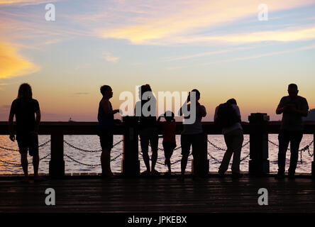 Kota Kinabalu, Malesia - Agosto 01, 2017: sagome di persone durante il tramonto a Kota Kinabalu waterfront, Sabah Borneo. Foto Stock