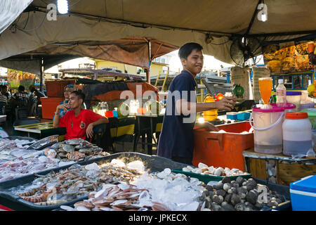 Kota Kinabalu, Malesia - Agosto 01, 2017: fornitore di giovani in attesa del cliente di Kinabalu mercato notturno a Sabah Borneo. Foto Stock