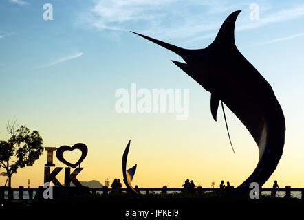 Kota Kinabalu, Malesia - Agosto 01, 2017: silhouette del famoso Marlin statua di pesce al capitale di Sabah. La statua è stata inaugurata il 2 febbraio 20 Foto Stock