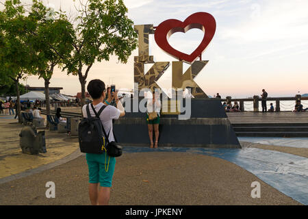 Kota Kinabalu, Malesia - Agosto 01, 2017: turisti prendendo foto presso il nuovo punto di riferimento "Io amo KK ", la città del nuovo punto di riferimento in corrispondenza di Segama Waterfront costruire t Foto Stock