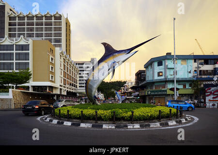 Kota Kinabalu, Malesia - 01 agosto 2017: il famoso Marlin statua di pesce alla rotonda in capitale di Sabah. La statua è stata inaugurata il 2 febbraio Foto Stock