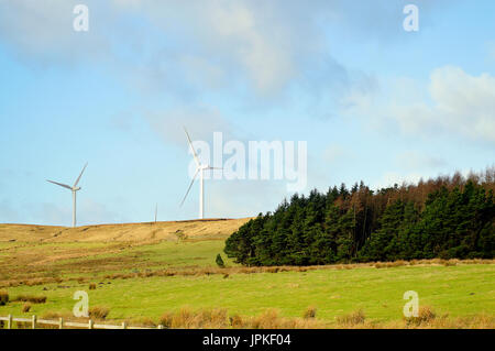 Le turbine eoliche sulle colline di Manchester a Blackburn Foto Stock