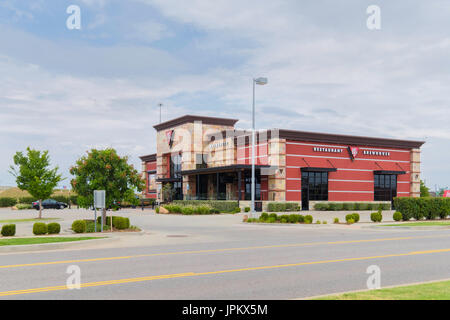 BJ's Ristorante e tini di filtrazione esterno situato sul consiglio a sud del Reno in Oklahoma City, Oklahoma, Stati Uniti d'America. Foto Stock