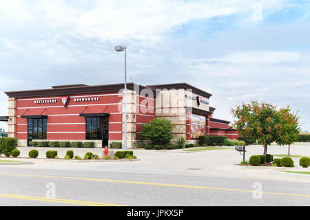 BJ's Ristorante e tini di filtrazione esterno situato sul consiglio a sud del Reno in Oklahoma City, Oklahoma, Stati Uniti d'America. Foto Stock