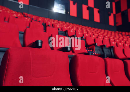 Sala cinema con poltrone rosse Foto Stock