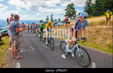 Col de Peyra Taillade, Francia - luglio 16,2017: Il gruppo di Chris Froome in maglia gialla climbing l'ultimo chilometro al Col de Peyra Taillade, in Foto Stock