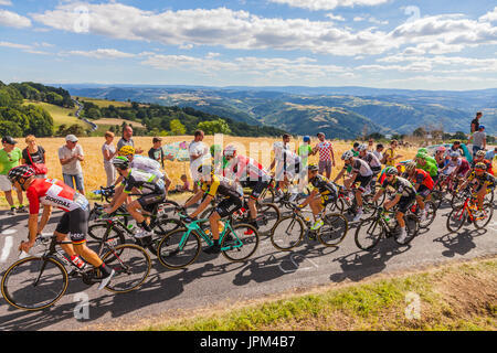 Col de Peyra Taillade, Francia - luglio 16,2017: il peloton salendo l'ultimo chilometro al Col de Peyra Taillade, nel Massiccio Centrale, durante le feste di addio al celibato Foto Stock