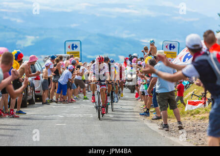 Col de Peyra Taillade, Francia - luglio 16,2017: il ciclista olandese Bauke Mollema del Team Trek-Segafredo davanti a un gruppo di ciclisti, arrampicata las Foto Stock