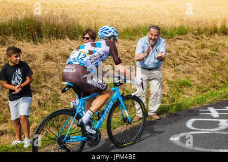 Col de Peyra Taillade, Francia - luglio 16,2017: uno spettatore cheers il ciclista belga Jan Bakelants di AG2R La Mondiale Team , climbing l'ultimo kilome Foto Stock