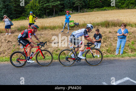 Col de Peyra Taillade, Francia - luglio 16,2017: Due ciclisti Michael Matthews di Team La Ragnatela Solare e Alessandro De Marchi del Team BMC salendo l'ultimo kil Foto Stock