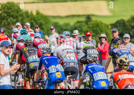 Col de Peyra Taillade, Francia - luglio 16,2017: il peloton salendo l'ultimo chilometro al Col de Peyra Taillade, nel Massiccio Centrale, durante le feste di addio al celibato Foto Stock