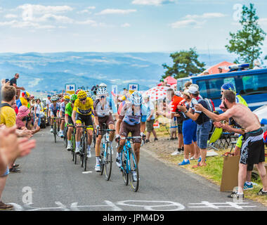 Col de Peyra Taillade, Francia - luglio 16,2017: Il gruppo di Chris Froome in maglia gialla climbing l'ultimo chilometro al Col de Peyra Taillade, in Foto Stock