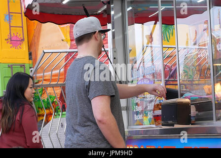 Coquitlam, BC, Canada - 09 Aprile 2017 : persone che acquistano le ciambelle presso la West Coast divertimenti Carnevale Foto Stock