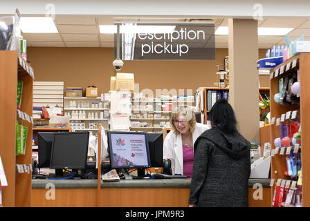 Port Coquitlam, BC, Canada - 11 Aprile 2017 : la gente di prelevare la sua medicina di prescrizione in farmacia sezione in Port Coquitlam BC Canada Foto Stock