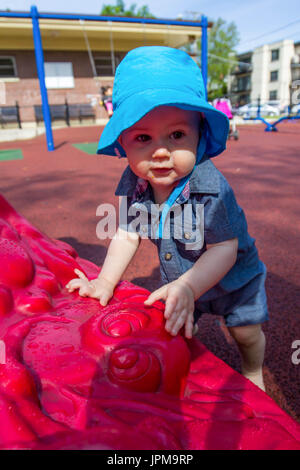 Little baby in uno swing Foto Stock