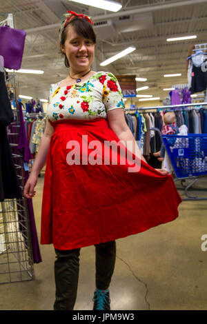 Ragazza in rosso vestito floreale Foto Stock