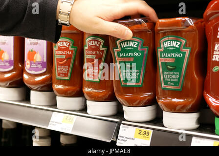 New Westminster, BC, Canada - 15 Aprile 2017 : Donna acquisto jalapeno Heinz ketchup all'interno di comprare alimenti bassa store Foto Stock