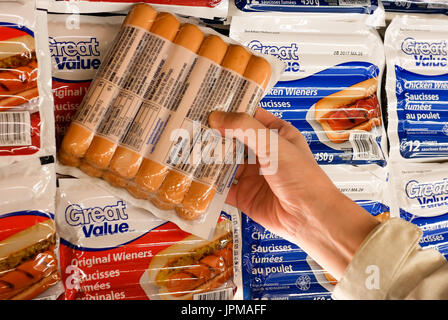 New Westminster, BC, Canada - 26 Aprile 2017 : Donna acquisto di grande valore originale e pollo wieners all'interno Walmart store Foto Stock