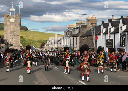 Dufftown, Scozia - Luglio 31, 2017: ammassato bande di cornamuse visualizzare "battendo il Retreat' in città dopo il 2017 Giochi delle Highland in Dufftown, Scozia. Foto Stock