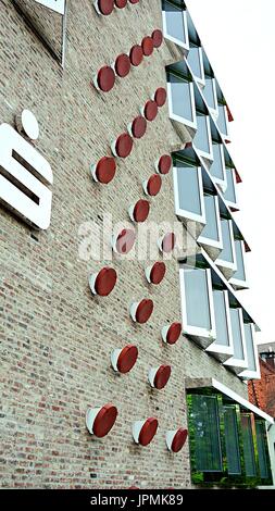 Un edificio d'affari della Sparkasse Bank con decorazioni di oggetti rossi a Ulm, Baden-Württemberg, Germania Foto Stock