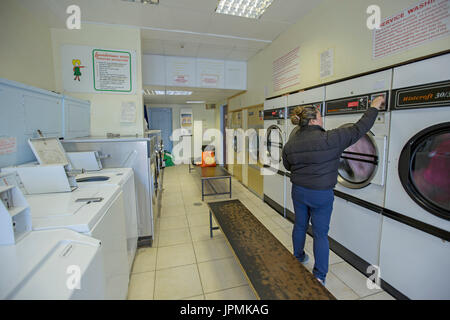 Persona in lavanderia a gettoni Foto Stock