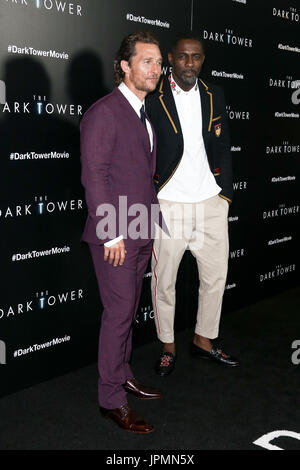 NEW YORK-lug 31: Matthew McConaughey (L) e Idris Elba partecipare a "La Torre scuro' speciale proiezione presso il Museo di Arte Moderna di luglio 31, 2017 in Nuova Foto Stock