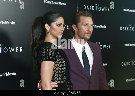 NEW YORK-lug 31: Camila Alves (L) e Matthew McConaughey assiste 'la torre scuro' speciale proiezione presso il Museo di Arte Moderna di luglio 31, 2017 in N Foto Stock