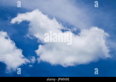 Il cielo al mattino era illuminato dal sole con poco nuvoloso Foto Stock