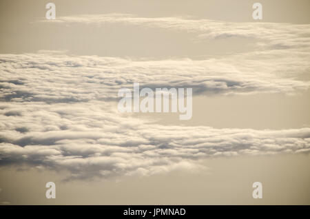 Il cielo al mattino era illuminato dal sole con poco nuvoloso Foto Stock