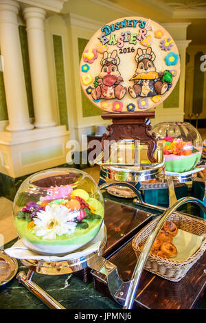 Linea a buffet servita nel ristorante all'interno del Tokyo Disneyland Hotel durante la celebrazione dell'evento di Pasqua Foto Stock