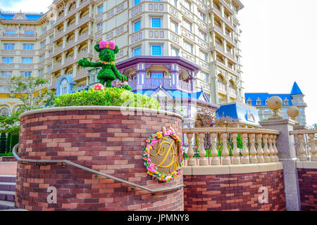 Topiaria da albero Minnie Mouse forma accoglie gli ospiti presso il Tokyo Disneyland Hotel, il più lussuoso hotel in stile vittoriano in Tokyo Disney Resort, Chiba, Giappone Foto Stock