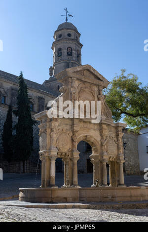 Fontana e San Filippo Neri seminario in Plaza Santa Maria, Baeza, Provincia di Jaen, Andalusia, Spagna Foto Stock