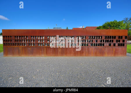 Foto di vittime che sono morte nel tentativo di attraversare il muro di Berlino al Memoriale del Muro di Berlino su Bernauer Strasse, Berlino, Germania Foto Stock