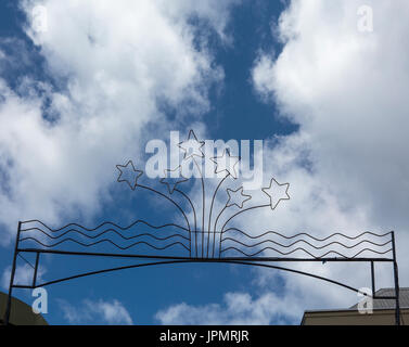 Decorazione di strada. L'ingresso alla zona pedonale in Swan Street, Bridgetown è un felice e bizzarri arch di darvi il benvenuto in negozi locali dist Foto Stock