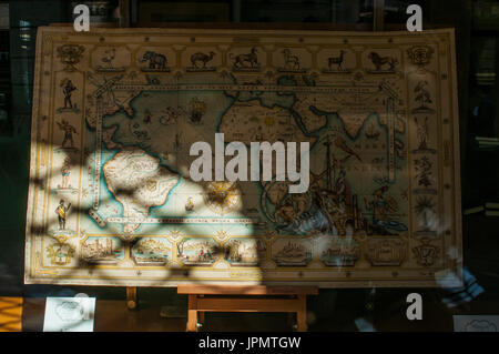 Milano, Italia: Una vecchia mappa nella vetrina di un negozio di antiquariato nel quartiere di Brera, un quartiere di artisti e un luogo di atmosfera bohemien Foto Stock