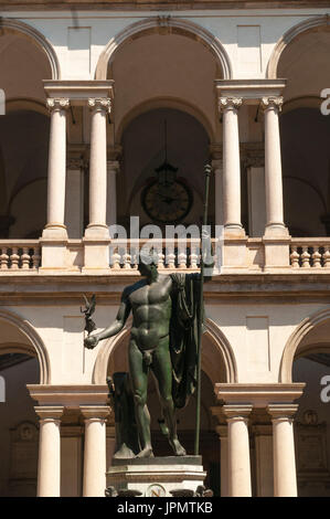 Milano, Italia: la statua di Napoleone come Marte pacificatore di Antonio Canova nel cortile principale del Palazzo di Brera, sede della Pinacoteca di Brera Foto Stock