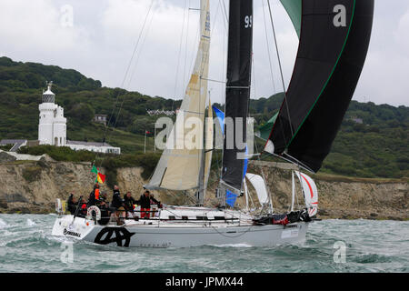 Yacht a vela, passato, Santa Caterina, Faro intorno all isola di razza, 1 Luglio 2017 Foto Stock