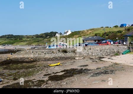 Le barche nel porto a Cemaes Bay, Anglesey Wales UK Foto Stock