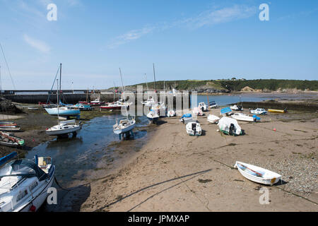 Le barche nel porto a Cemaes Bay, Anglesey Wales UK Foto Stock