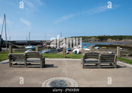 Le barche nel porto a Cemaes Bay, Anglesey Wales UK Foto Stock