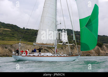 Yacht a vela, passato, Santa Caterina, Faro intorno all isola di razza, 1 Luglio 2017 Foto Stock