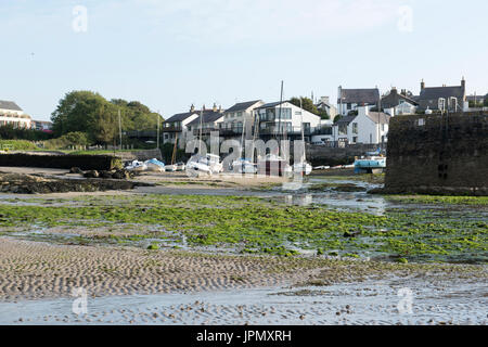 Le barche nel porto a Cemaes Bay, Anglesey Wales UK Foto Stock