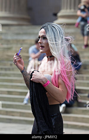 Cross-dressing l uomo si prende parte in una performance di moda alternativa gruppo Fest a Liverpool Pride 2017 Foto Stock