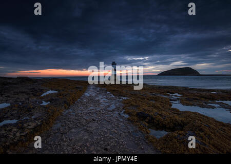 Sunrise a Penmon faro, punto Penmon Anglesey Wales UK Foto Stock